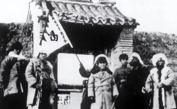 1937年，67岁的大地主戴万龄被日军擒获，竟用两块钢板将戴万龄夹在中间，用铁丝