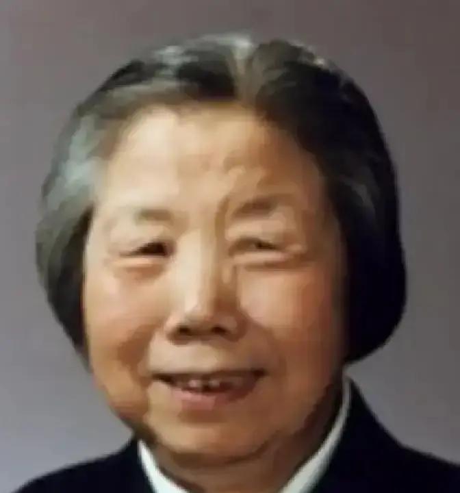 1976年，在四届人大常委三次会议上，华国锋郑重宣布：“按毛主席生前安排，增选邓