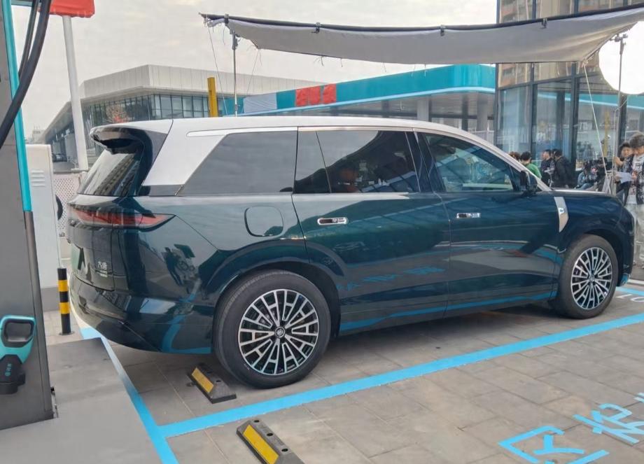 比亚迪大唐是比亚迪王朝网全新旗舰SUV，预计2026年上半年正式上市。外观设计