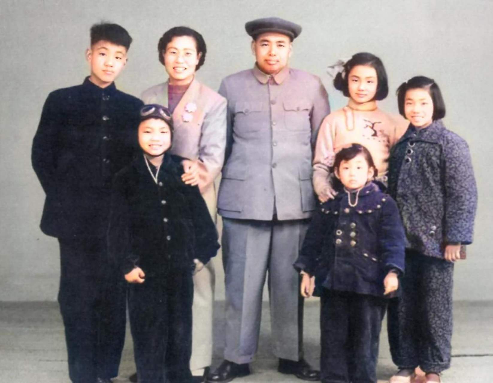 1943年，新婚之夜，37岁的许世友，对着19岁的新婚妻子说了一句话，然后拔枪对