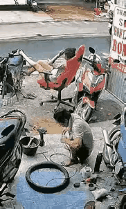 瞅瞅这修车男对这女的，干了啥，此行为太猥琐，太损了吧！