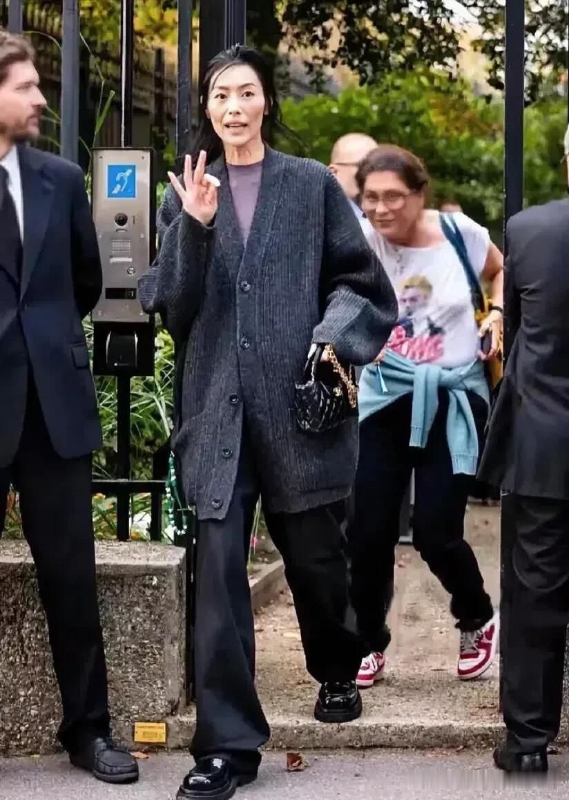 感觉女人还是不能太瘦了，不信你看看照片中的这位超级模特，她178的身高，属于高个