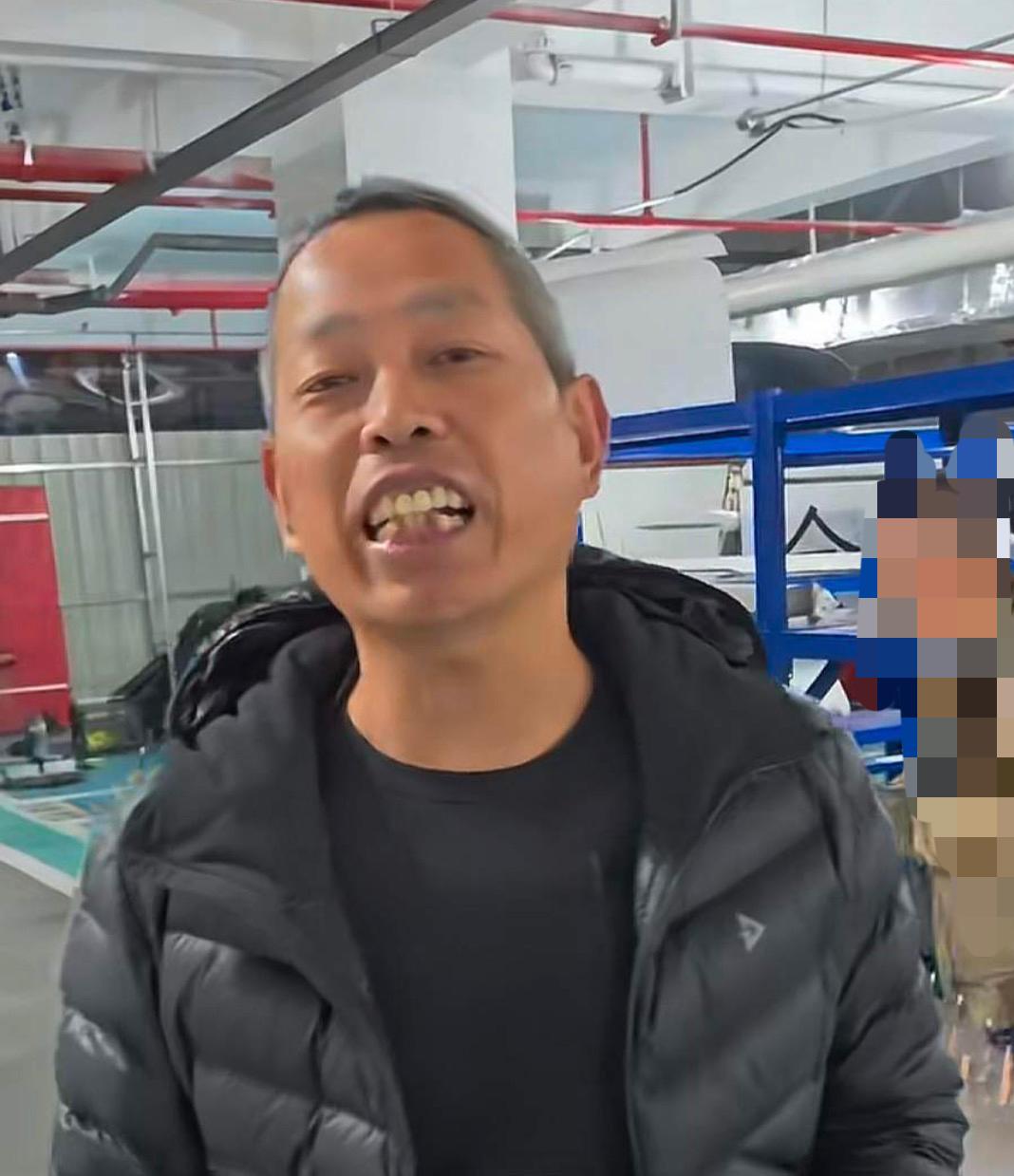 扒了扒张雪的师傅牙哥，越挖越让人破防，这份师徒情远比剧本更动人。谁能想到，一