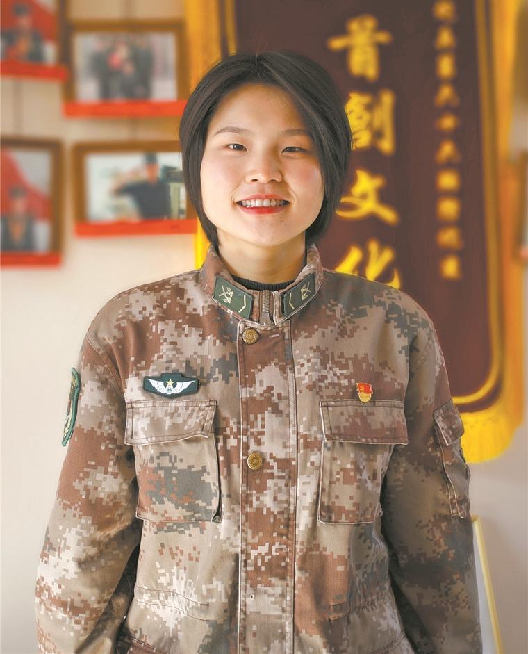 陈思丽，江西上饶人，2016年9月入伍，第72集团军某旅女排长，陆军工程大学毕业