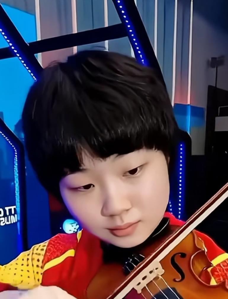 世界上这么多的树，是真的找不出来两片相同的树叶，何况人！孙颖莎和蒯曼都是国乒的优
