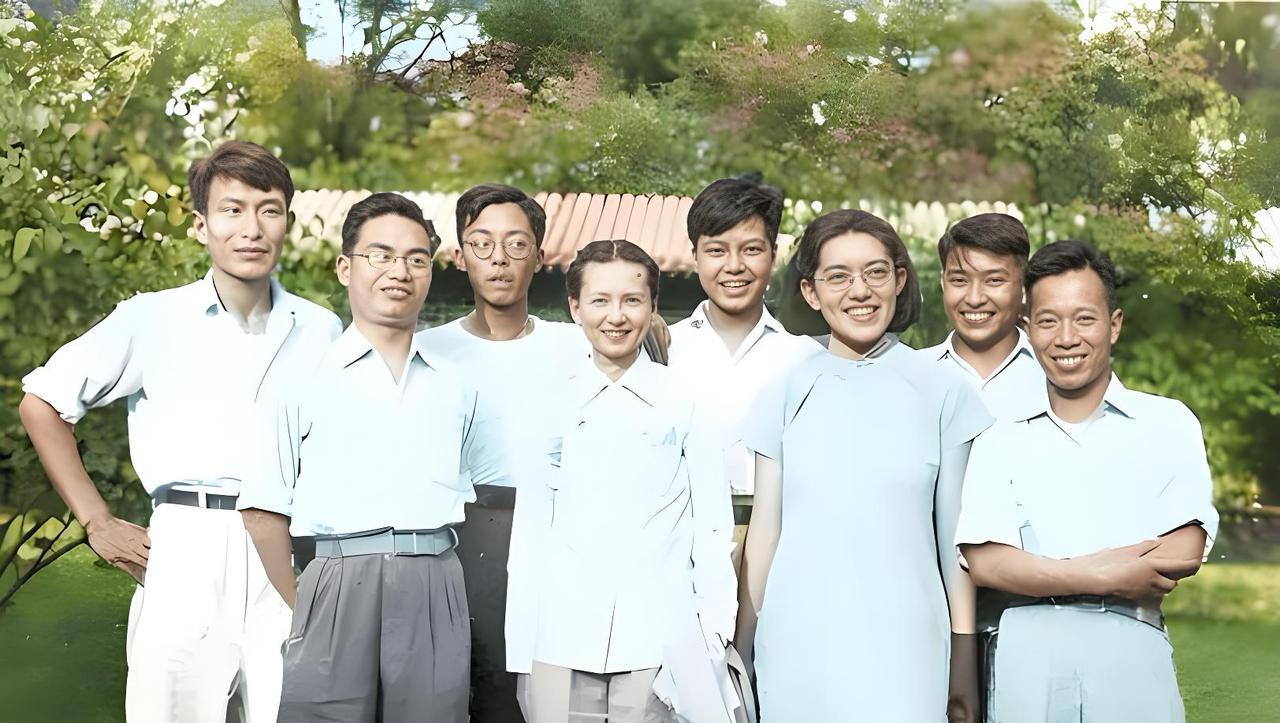 #老照片#1950年，才女林徽因，与清华大学营建系的几位毕业生，聚在一起的珍贵