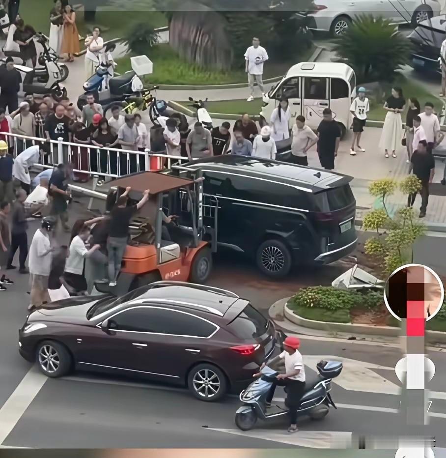 广德车祸中，被撞的母子三人的近况，9岁的女儿已经不幸离世，3岁的小儿子伤的也很重