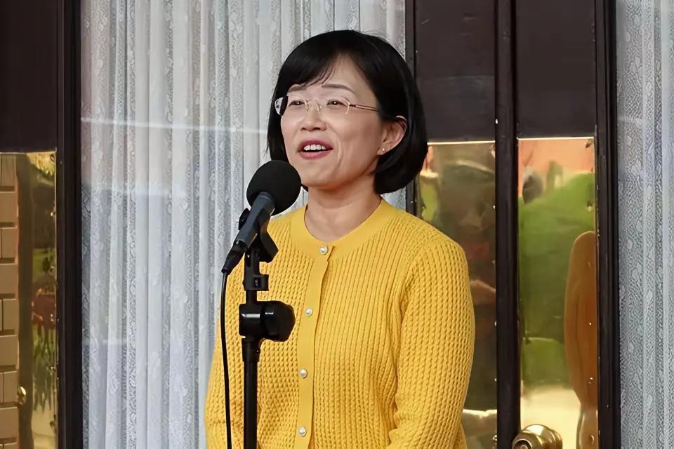 苏巧慧就连自己的父亲苏贞昌都能切割，他还有什么不敢做的。苏巧慧看上去是缩小版的