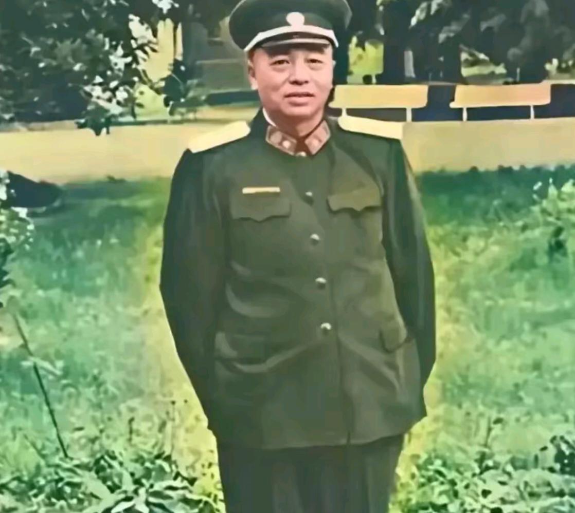 1955年授衔结束，怀仁堂，记者采访彭老总，让彭老总对自己进行评价。彭老总说，