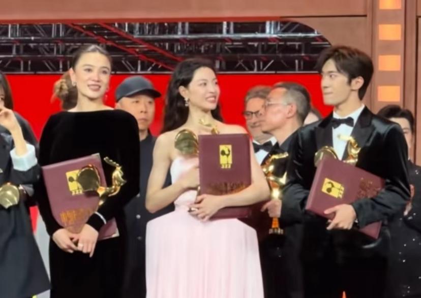 易烊千玺这个眼神说明了一切啊反正图一我是真没看出来她站第二排如果是站第二排，