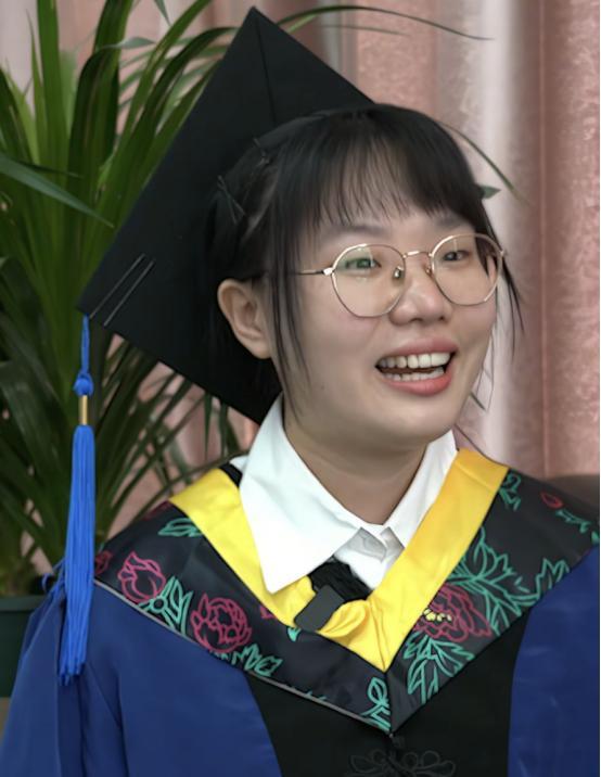 “看哭了！”6月16日，山西，有一女孩出生就被遗弃，10岁时，养父患癌去世了，7