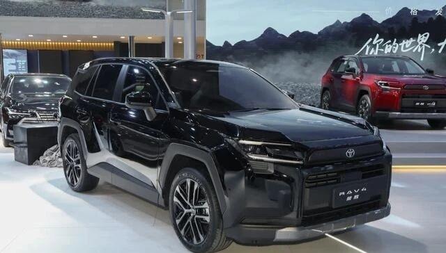 硬派小书包回归？全新RAV4荣放实车到店，这外观你打几分？新鲜出炉的一汽丰田全新