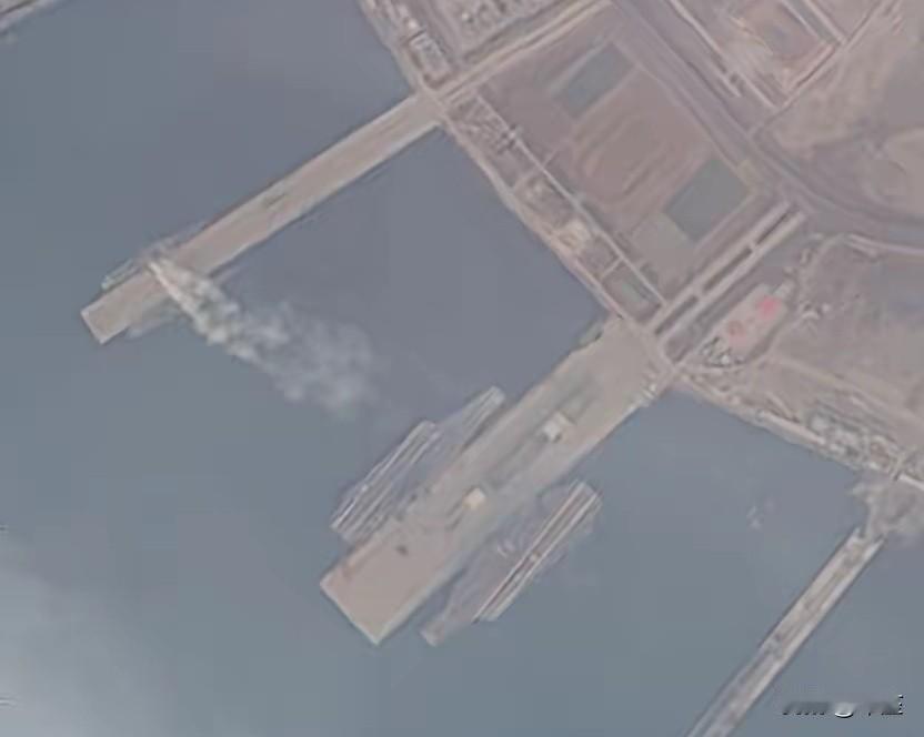 福建舰甲板已停舰载机，旁边055大驱烟囱冒烟，显然在做部署前的最后调试；刚短期出