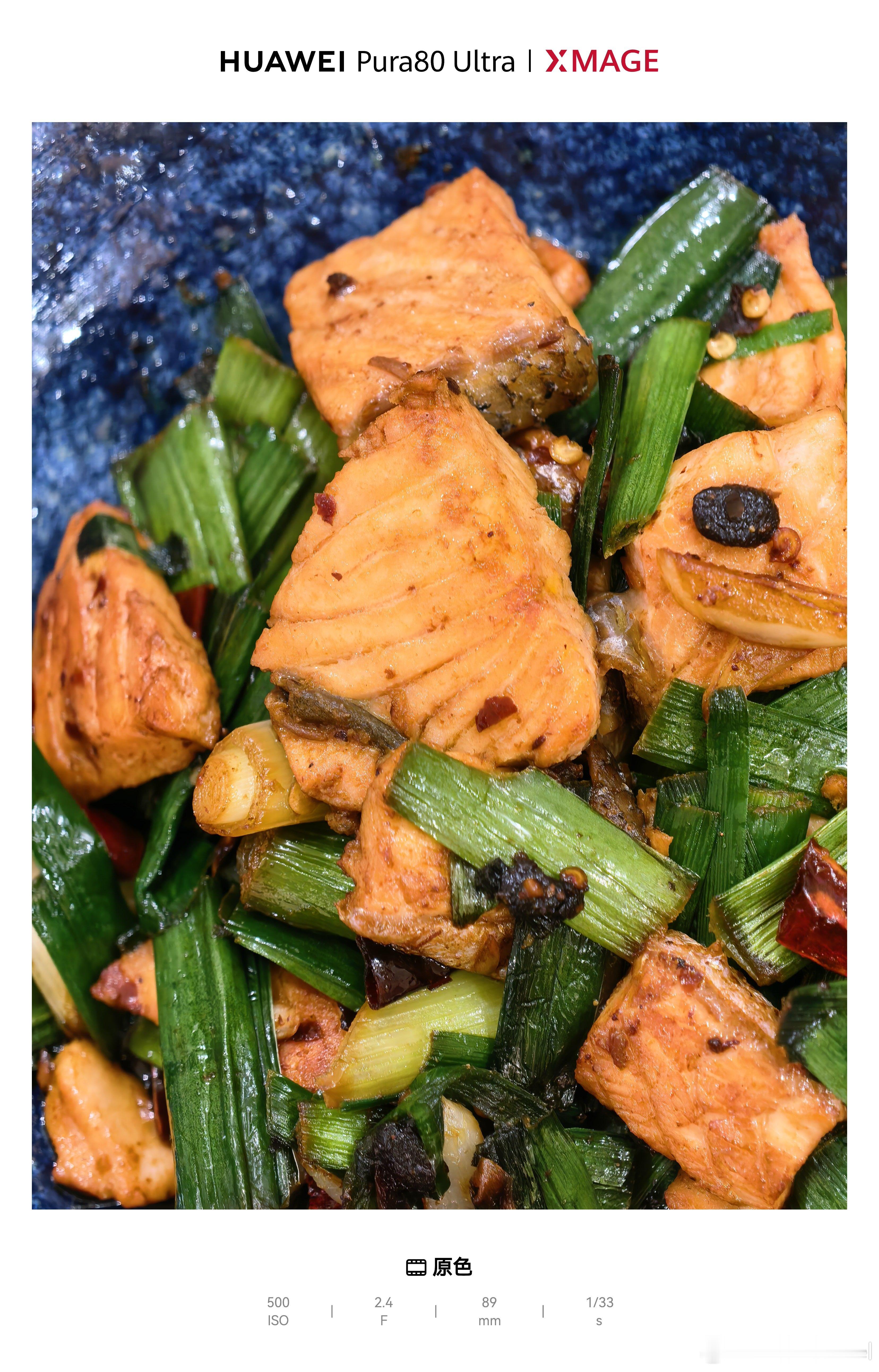 今天也做了非常简单的晚餐：用一点蒜苗加青椒和三文鱼煎在一起，豌豆尖和草莓三文鱼是