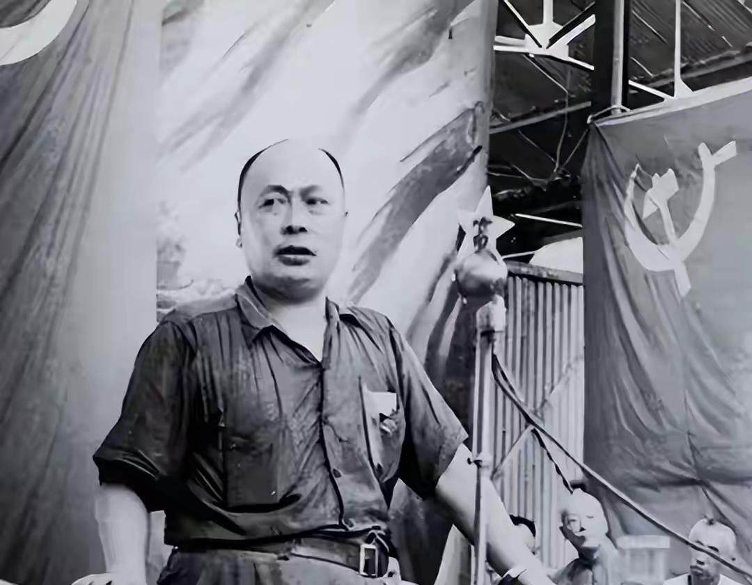 1949年，陈毅接管上海却镇不住场子，陈赓推荐了一个人到上海滩。陈毅当时心里