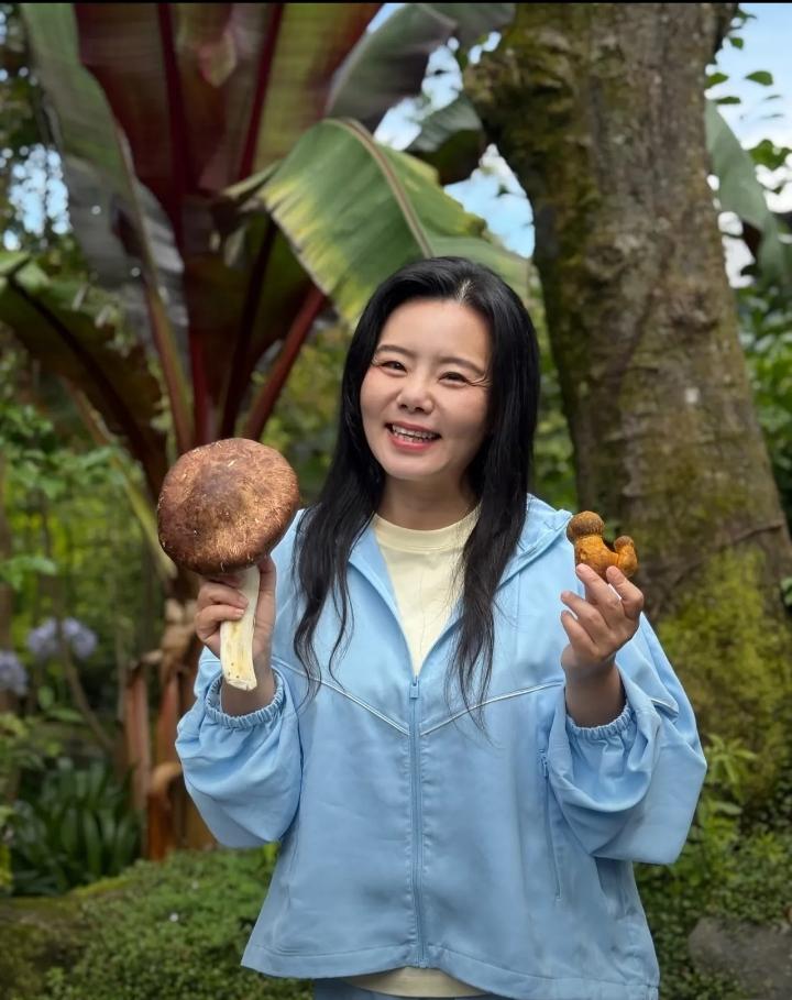 离婚后的龚琳娜越来越年轻了！1975年出生贵州贵阳的龚琳娜，是国家实力派的女