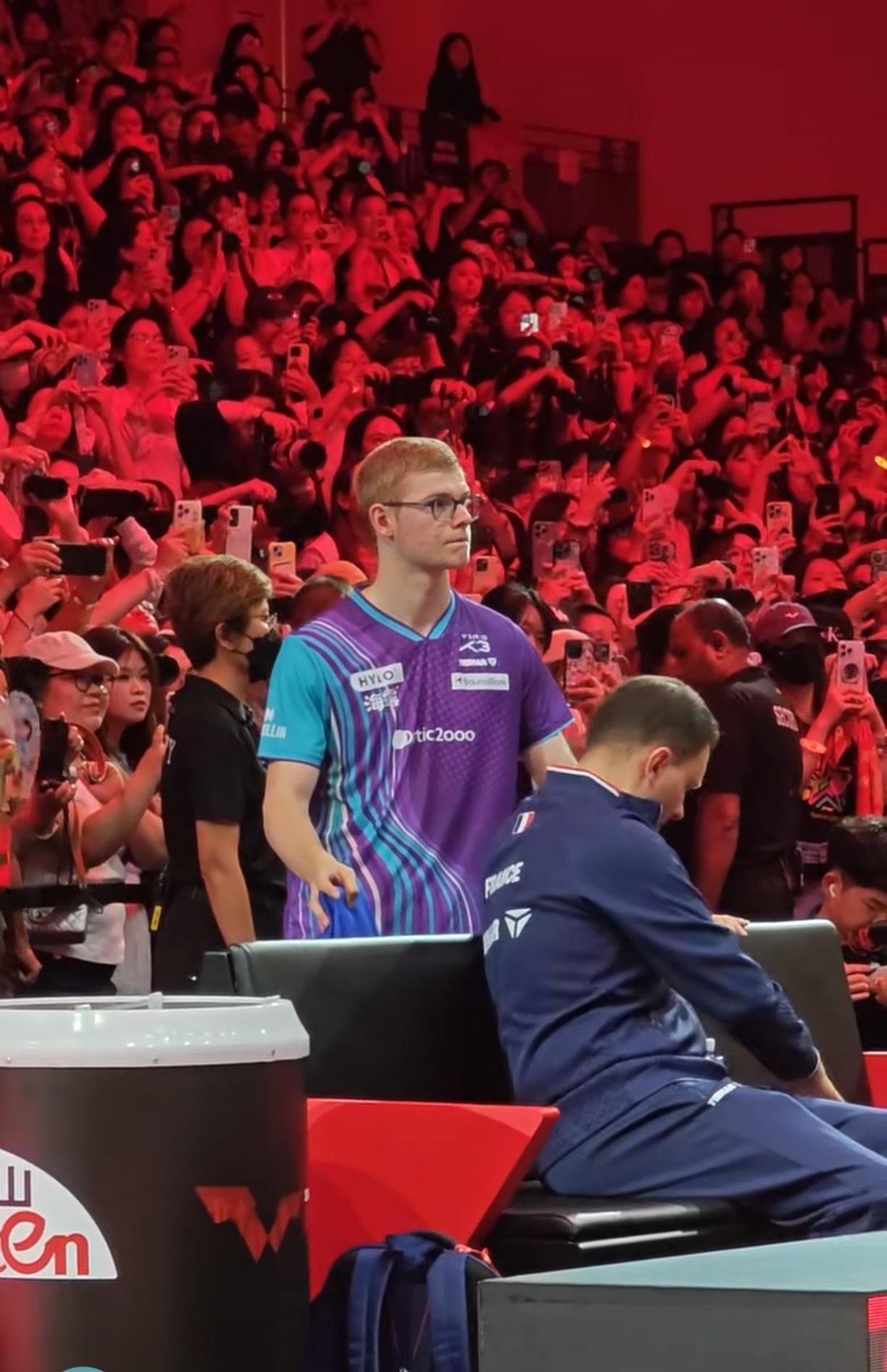 小布听完采访结束才离场，尊重对手的表现，很优秀的孩子！喜欢看乒乓球的很多人是不