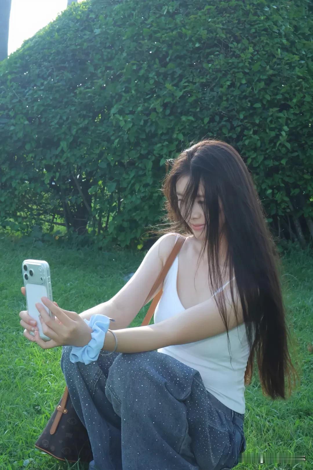 青草地女孩的治愈日常阳光洒满草坪，长发随风轻扬，是自然与温柔的