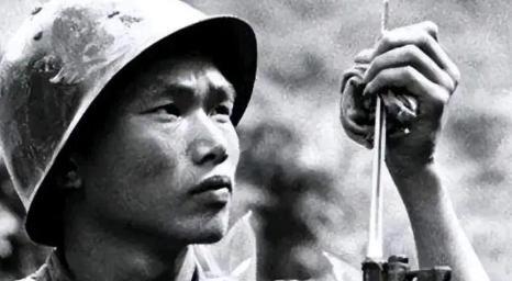 1990年的重庆，盛夏的空气闷得像捂着的蒸笼，解放碑附近的街头，吆喝声、脚步声、