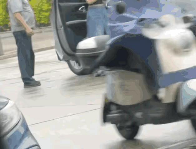 这件事情的前因后果是：女子刚停车，保安就上前用力拍打车窗，阻止其停车。女子开门下