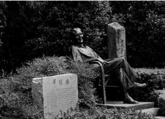 1985年，乔冠华归葬故乡盐城遭到拒绝，妻子章含之无奈之下找到一个人帮忙，此人在