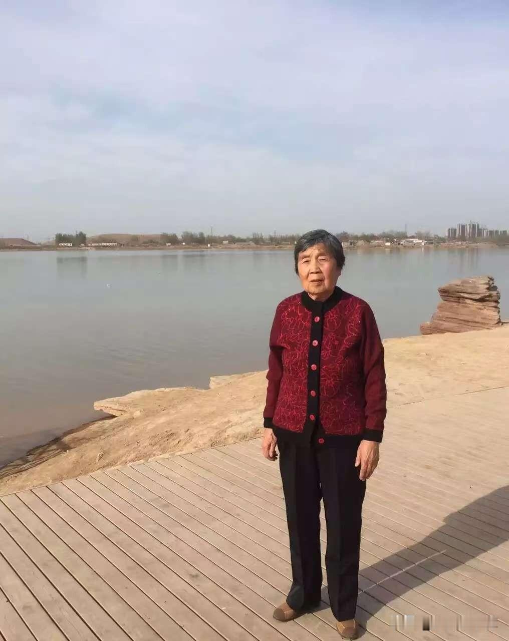 表兄弟是我姨妈的儿子。曾经参加过对越反击战，去年从银行系统退休。本来是从农村