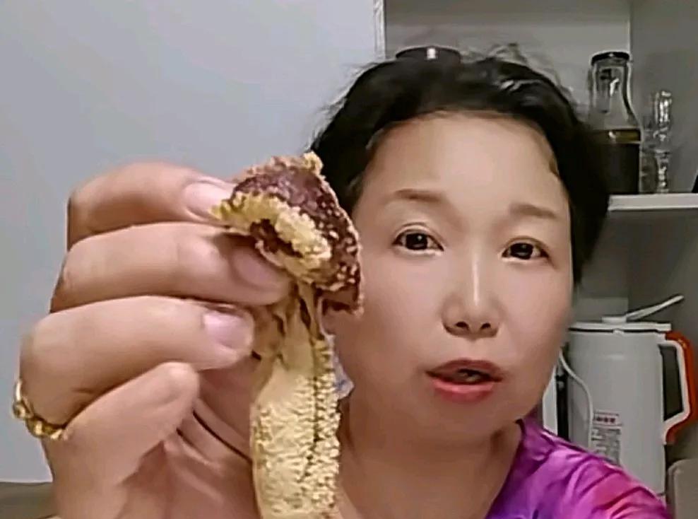 老杜很有意思，一有传她生病住院，她就会适当的时候出来了！老杜，今天晚上更新视