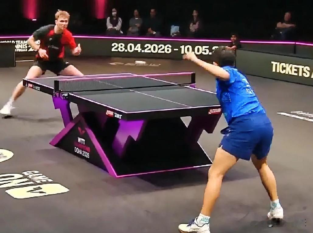 林诗栋还没有长大，一个细节可以说明问题。前几日看林诗栋和杜达的比赛中，我发现