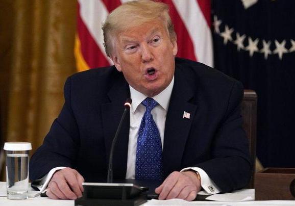 全网都在看笑话，霍尔木兹海峡一被封，油价直接疯涨，美国嘴上喊着“没事，老子自己产