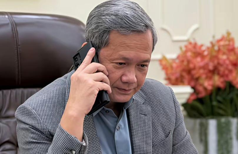 洪玛奈最大的问题就是去美国上了几年学，然后觉得自己跟美国很亲近。回国后，洪玛奈明