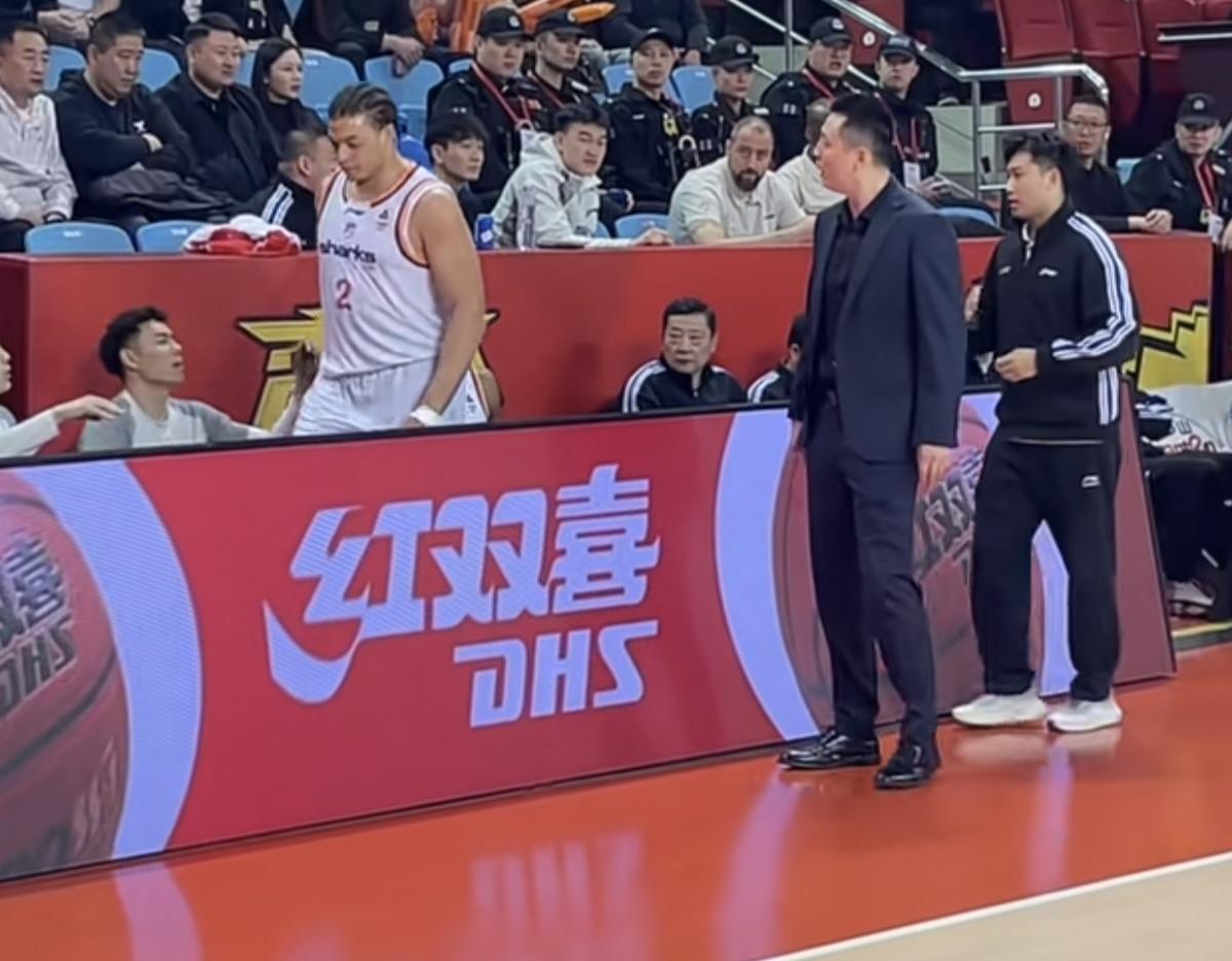 上海男篮本赛季的夺冠几率如何卢伟为什么敢骂CBA第一大外援洛夫顿？这是因为这个赛