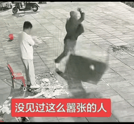 见过这么嚣张的人吗？夜市当中，一位摊主忙完，独自坐在桌边吃饭。这时一名西装男子手