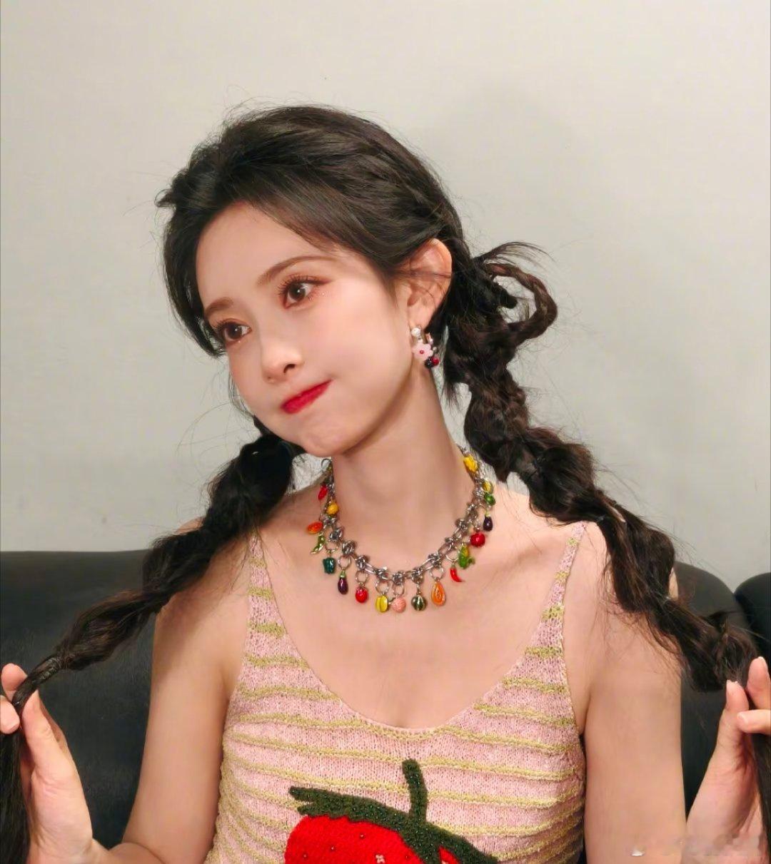 1、孟子义跟唐晓天在《尚公主》戏外互动也太甜了吧！唐晓天掐她脖子，她还笑嘻嘻的；