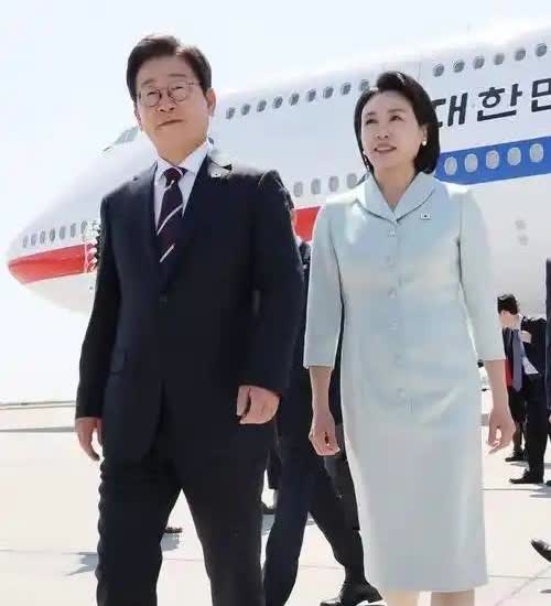 可以断定十月份韩国举办的经合组织峰会不会出现咱们领导人的身影了，因为韩国外长在美
