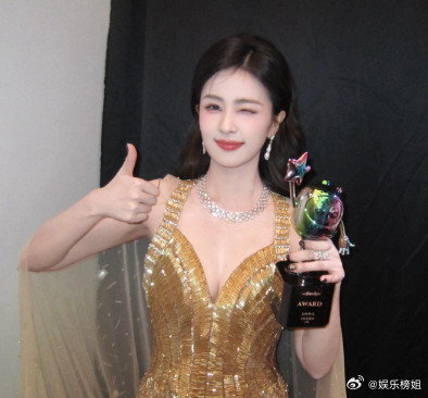 白鹿和奖杯合影2025爱奇艺尖叫之夜白鹿手捧尖叫女演员奖杯的俏皮和奖杯合影，啊