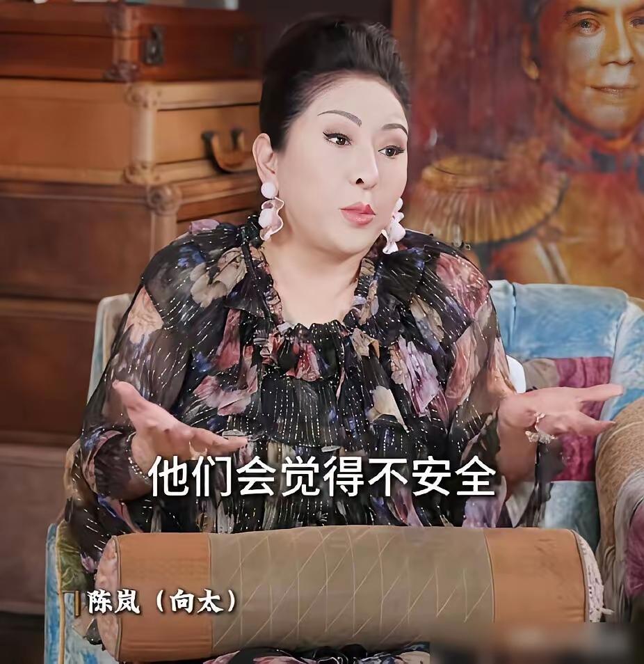 向太在鲁豫面前，眼里的光没了🔥见过向太在镜头前杀伐果断、气场全开的模样，