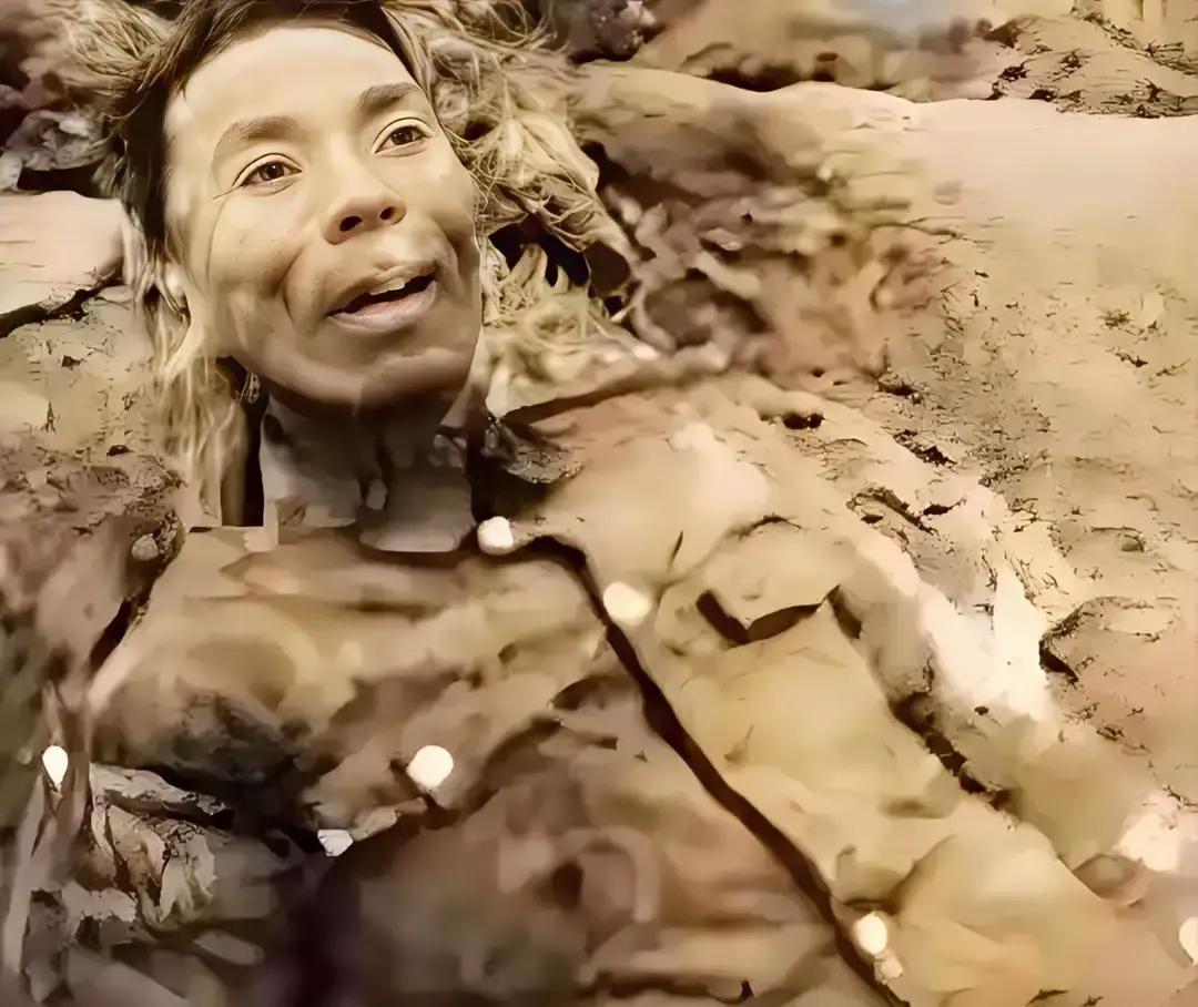 1946年国军师长戴之奇饮弹自尽后的镜头，躺在土堆上，军帽掉落一旁。粟裕当即下令