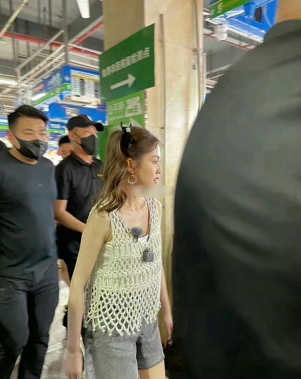 网传白鹿买菜生图，五官平平都认不出了