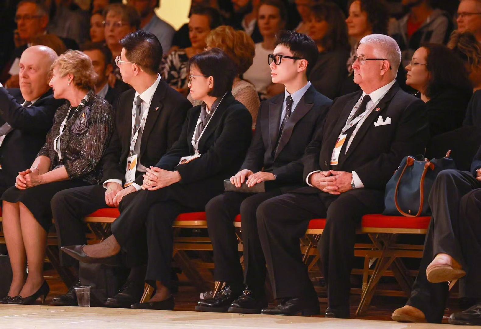 穿正装跳拉丁走红裁判曾是檀健次老师“从从容容、游刃有余”——这群穿正装跳拉丁的