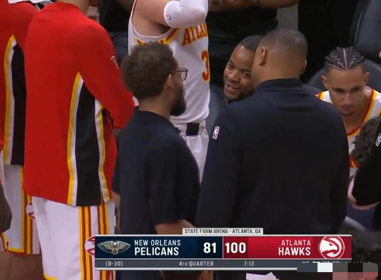 比赛中途被拽回更衣室！特雷-杨笑到眯眼，7年鹰王离队竟是双赢？你见过比这更戏