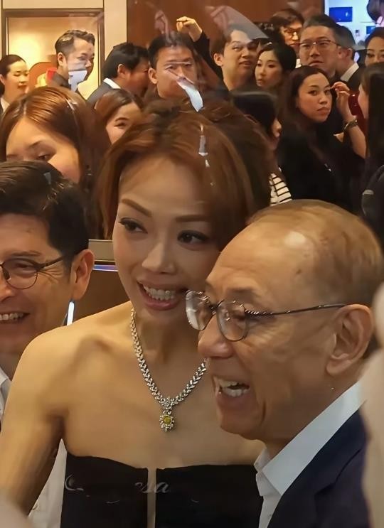 香港启德体育园，四十五岁的容祖儿唱到《心淡》最高音，话筒攥得指节发白，声音碎在喉咙里。台下第一排，八