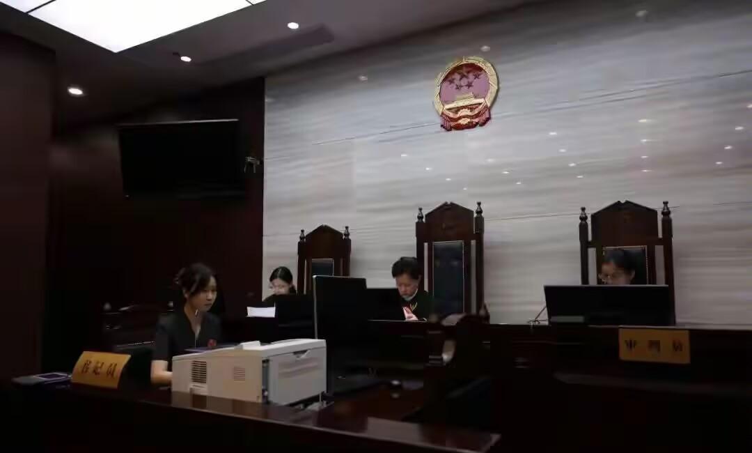 真够离谱的仅仅是疑似而已为什么要老人承担那么大的责任这个案件太气人了，上海