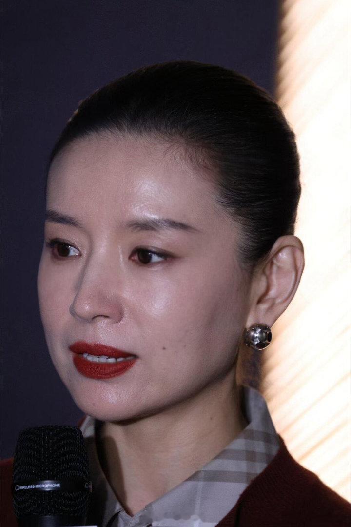 董洁T风格论坛红毯生图，简约气质佳。​​​