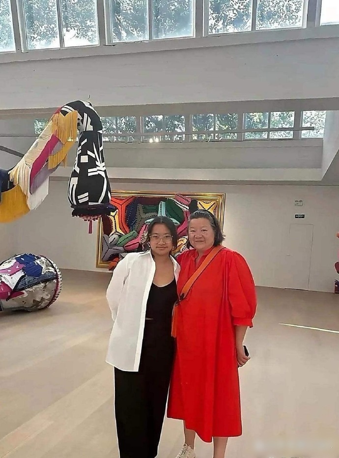 陈凯歌瞅见这照片，心里怕是别有一番滋味。前妻洪晃跟女儿在艺术馆拍的合照，那女儿长