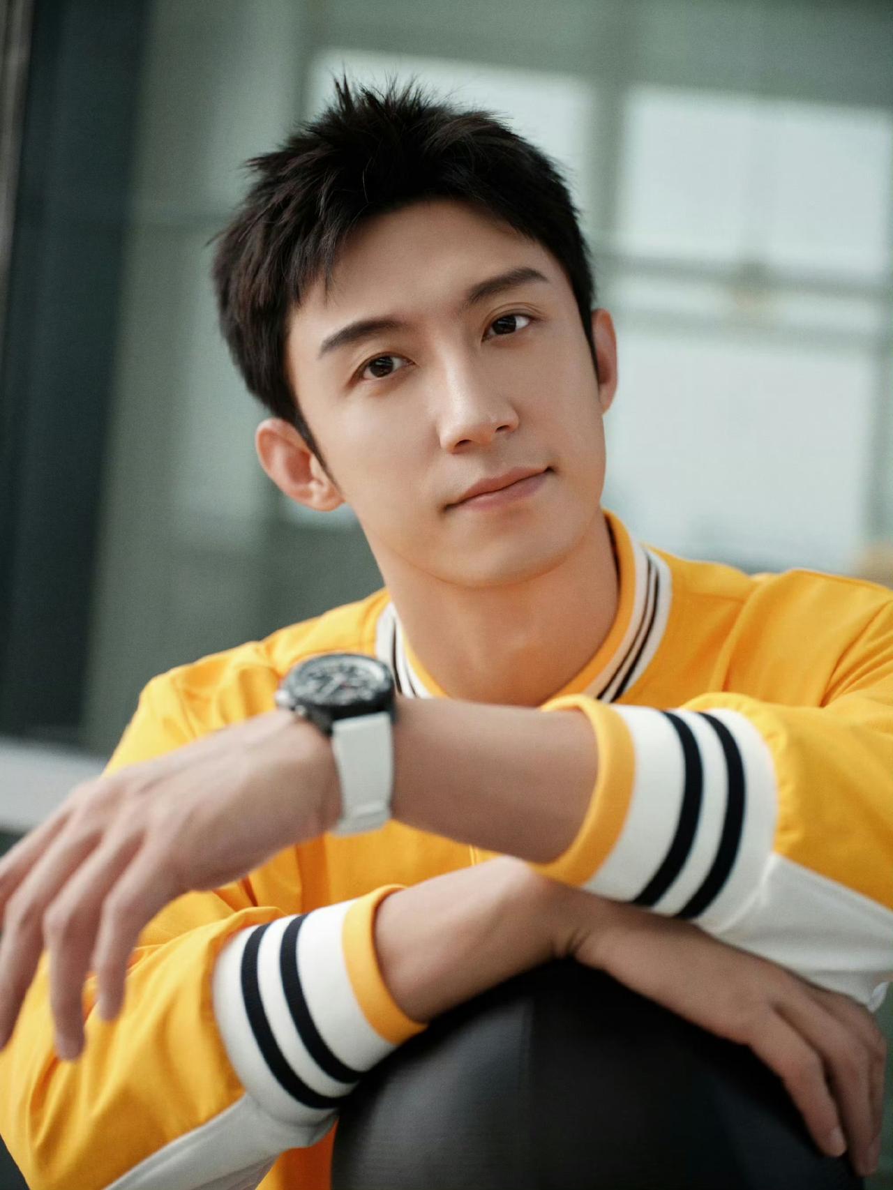 演员黄景瑜跨年演出前突发耳石症，两次上台前都在后台接受复位治疗，上场秒切战神模式