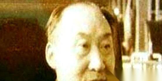 1972年，北京中关村大街。一个衣衫褴褛的老人，伸出干枯的手，拦住了钱学森。