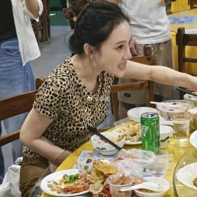 三亚饭店偶遇李小璐。
