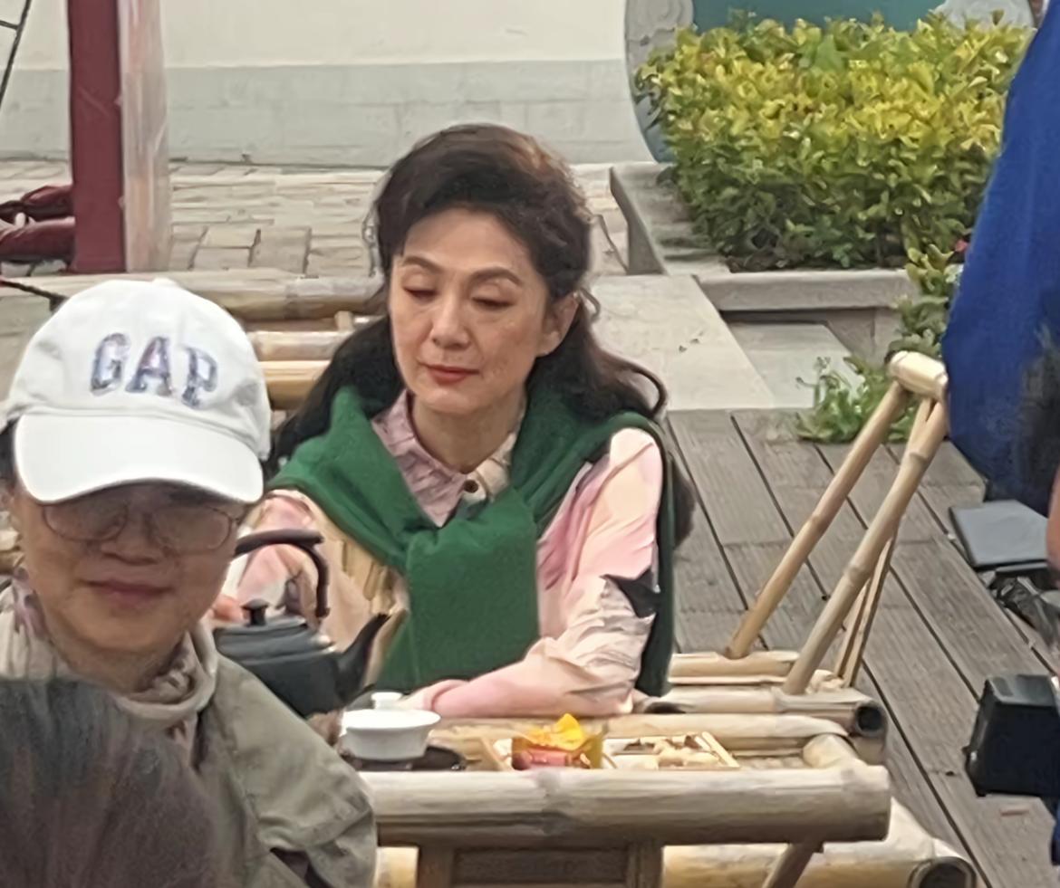 海霞居然被偶遇到了，这位网友真的太幸运了。不过她的面貌变化真的很大，问了“豆包