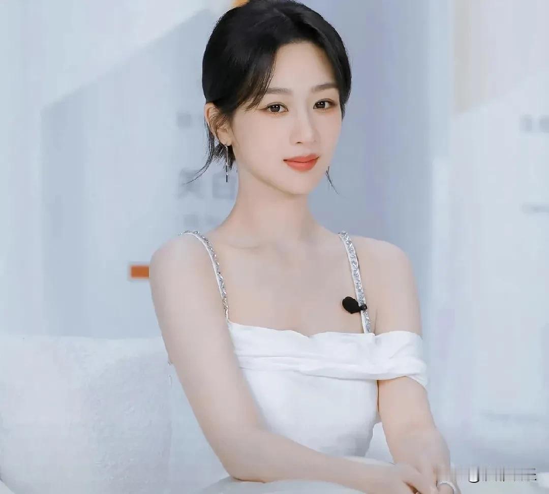 杨紫，太让人佩服了！5月14日杨紫带着《家业》的片场照冲上热搜时，很多人第一