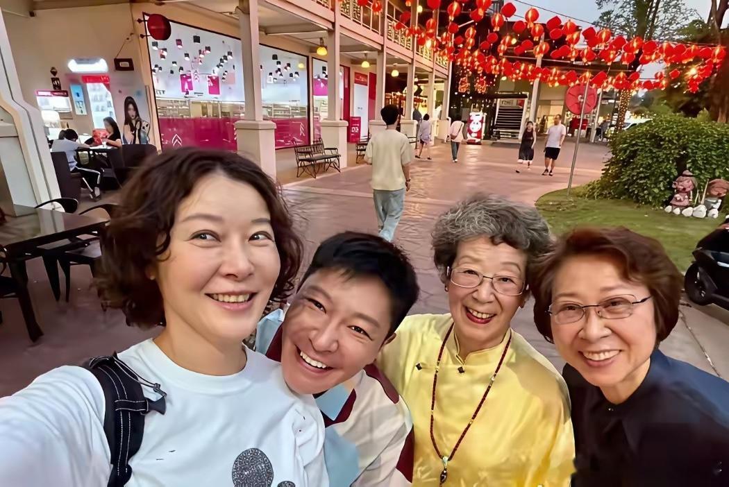 53岁柯蓝和瞿颖在泰国过春节，俩人都曾是李亚鹏前女友，就连李宗翰也在！